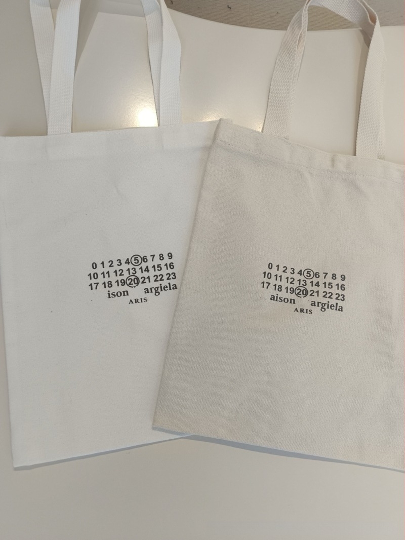 Platnena tote torba s urbanim minimalistучkim stilom, vertikalni kvadratni oblik, otvoren vrh, dvostruke naramenice