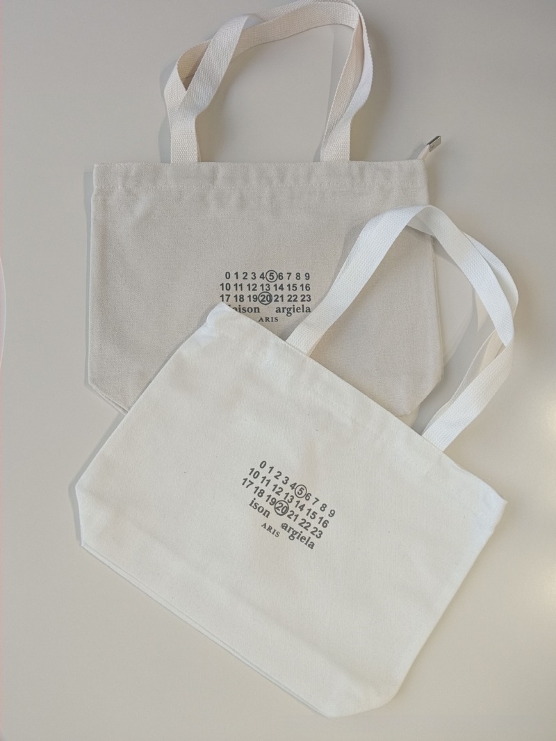 Platnena tote torba s urbanim minimalistучkim stilom, vertikalni kvadratni oblik, otvoren vrh, dvostruke naramenice
