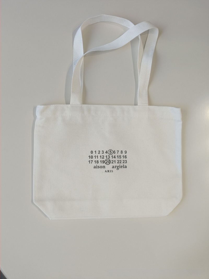 Platnena tote torba s urbanim minimalistучkim stilom, vertikalni kvadratni oblik, otvoren vrh, dvostruke naramenice