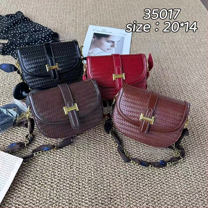 Torba za pazuh s teksturiranim dizajnom, PU materijal, mala veličina, vodoravni kvadratni oblik, zatvaranje zipom, unutarnji džepovi za telefon i identifikacijsku karticu, gradski minimalistički stil.