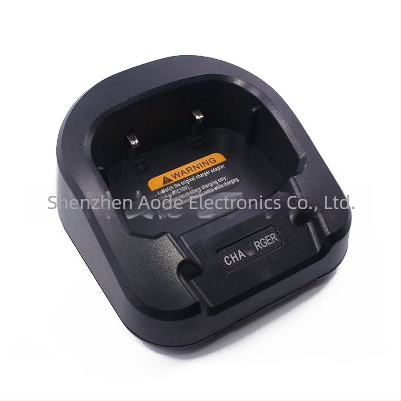 Baofeng BF-82 punjač za radio-stanicu — izlaz 500 mA, izlazni napon 110–220 V, ulaz 7.4 V, kompatibilno s Li‑ion baterijom