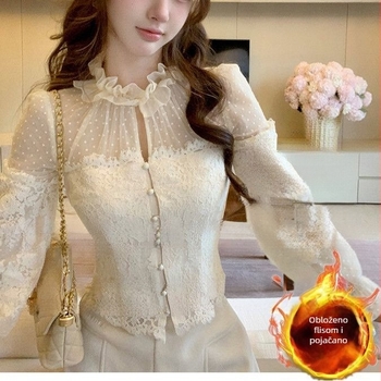 Čipkasti izvezeni pleteni top, poliester-amonij smjesa, stojeći ovratnik, rameni padajući sa kratkim rukavima, pojasna podstava