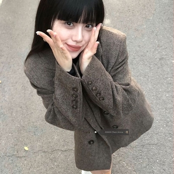 Ženski vuneni kaput srednje debljine, regularnog kroja, ovratnik tipa kostim, zatvaranje na jedno kopčanje, dugi rukavi