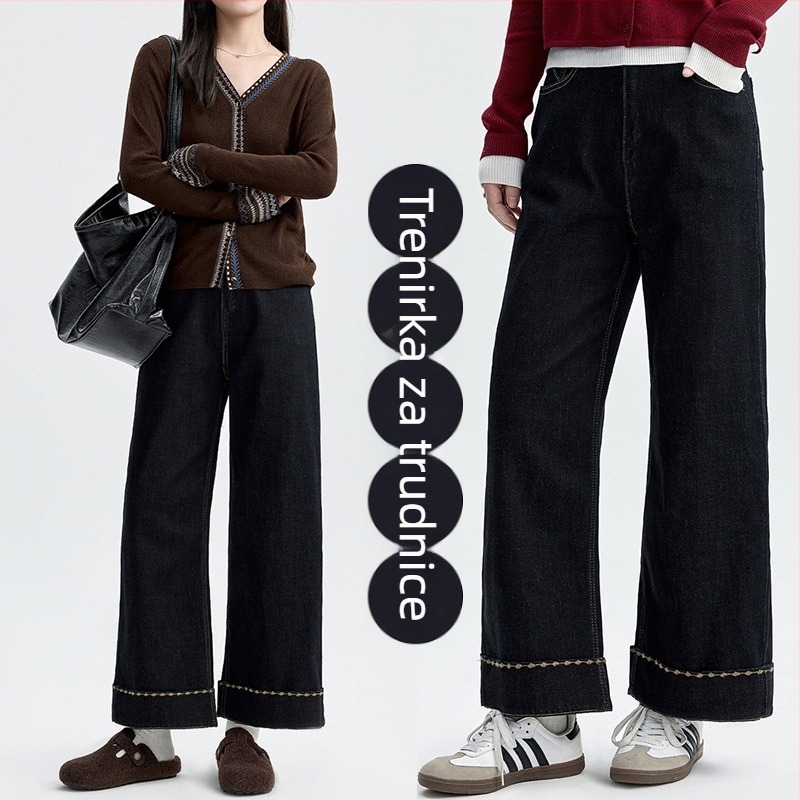Trudničke traperice s fleece-om, širokog kroja, visokim strukom, duljina 9/10, izvezen retro stilom.