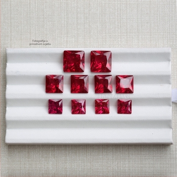 Prsten sa sintetičkim rubinom (korund), kvadratni rez, SI1 čistoća, ručna izrada, umjetni materijal