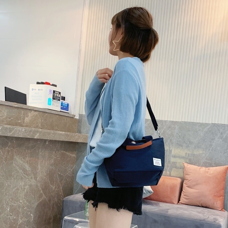 Najlonska crossbody torba u dumpling stilu sa zatvaračem, unutarnja zip pretinica i džep za telefon