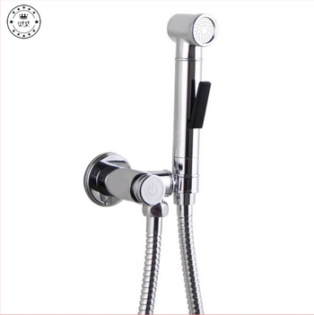 Pribor za WC tuš s bakrenim pojačanjem, zidna montaža, krom završni sloj, tlak 0.3–15 MPa, radna temperatura 0–90°C