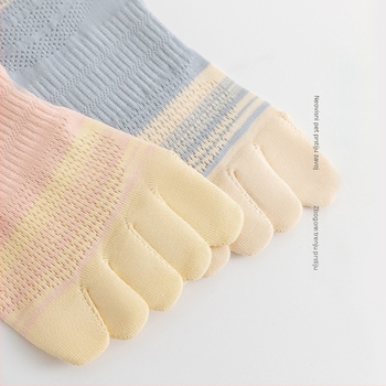 Ženske pet prstiju čarape — prozračne od combed cotton, 70–80% pamuka, anti sklizanje, upijanje znoja, trenje; uzorak: usklađeni boje; visina cijevi srednja