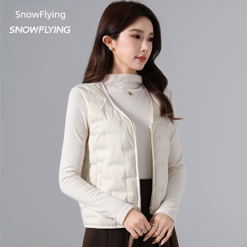 Ženska down vesta s podstavom, 86–90% perja, poliester, kratki kroj bez rukava, zima 2025