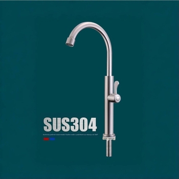 Kuhinjski faucet – 304 nehrđajući čelik, brušeni završetak, okretni, otporan na prskanje, bakreno jezgro ventila