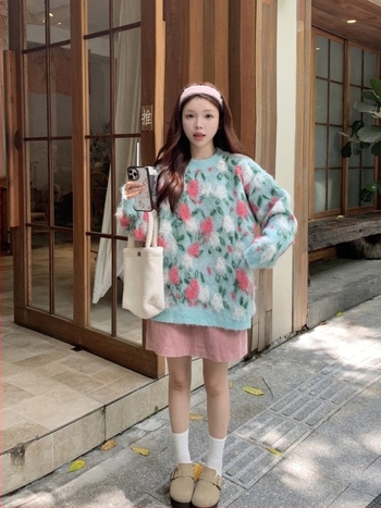 Pulover s labavim krojem, floralni uzorak, debeli vuneni miks (ovčja vuna s akrilom i poliestrom), okrugli ovratnik, dugi rukavi