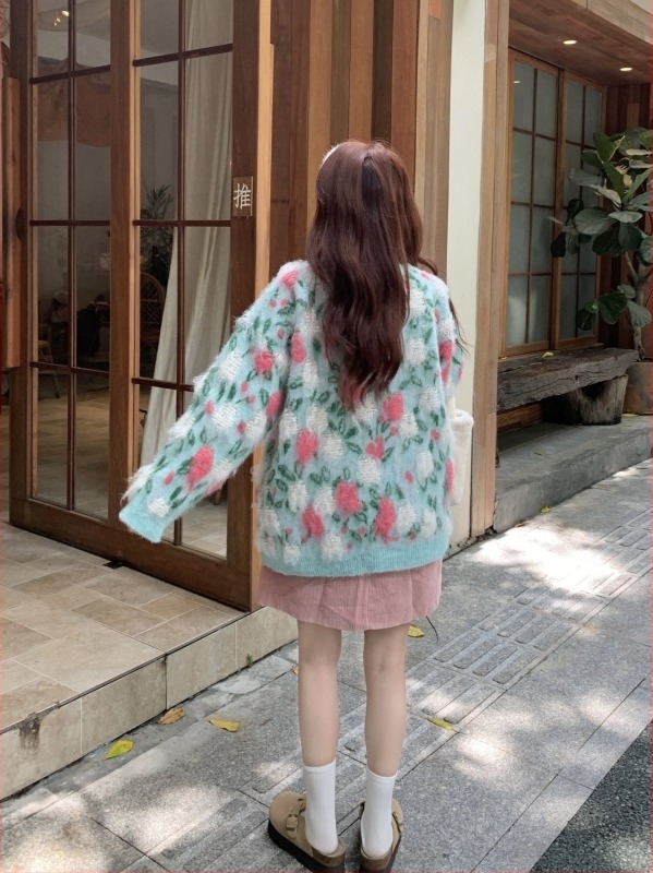 Pulover s labavim krojem, floralni uzorak, debeli vuneni miks (ovčja vuna s akrilom i poliestrom), okrugli ovratnik, dugi rukavi