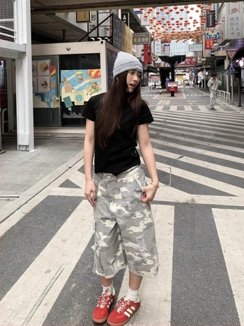 Muške traperice u američkom street stilu s camouflage patch i distressed detalje, široki kroj, skraćena dužina, 70,9% pamuk