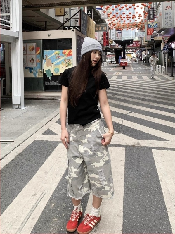 Muške traperice u američkom street stilu s camouflage patch i distressed detalje, široki kroj, skraćena dužina, 70,9% pamuk