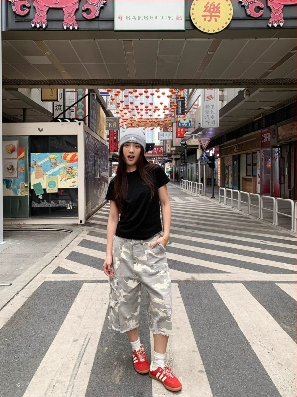 Muške traperice u američkom street stilu s camouflage patch i distressed detalje, široki kroj, skraćena dužina, 70,9% pamuk