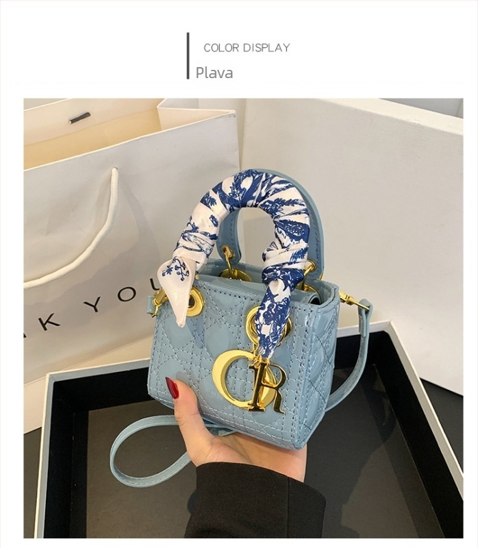 Ženska torba od PU kože, vertikalni kvadratni oblik, zatvaranje tipa klapke, unutarnji džep sa zipom, podstava poliester (PU koža; vertikalni kvadratni oblik; zatvaranje tipa klapke; unutarnji džep sa zipom; podstava poliester)