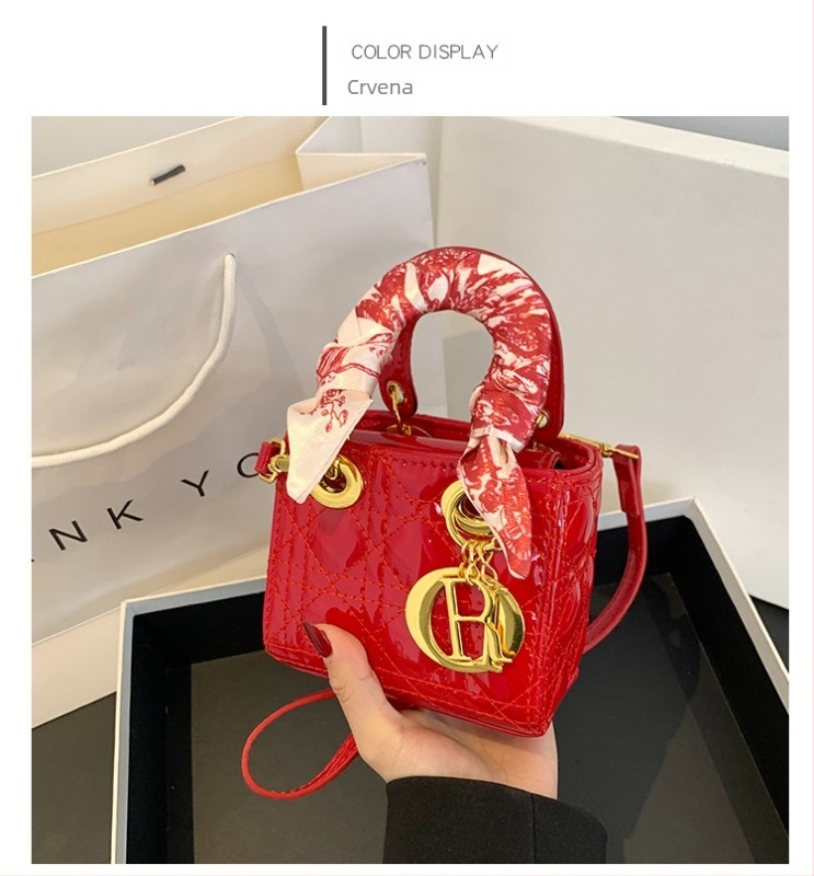 Ženska torba od PU kože, vertikalni kvadratni oblik, zatvaranje tipa klapke, unutarnji džep sa zipom, podstava poliester (PU koža; vertikalni kvadratni oblik; zatvaranje tipa klapke; unutarnji džep sa zipom; podstava poliester)