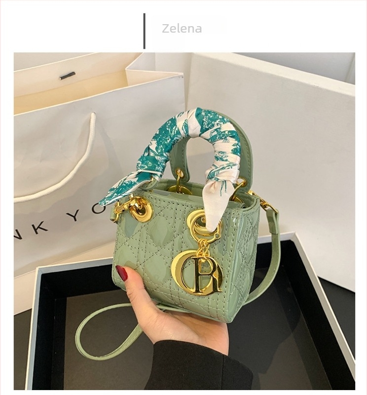 Ženska torba od PU kože, vertikalni kvadratni oblik, zatvaranje tipa klapke, unutarnji džep sa zipom, podstava poliester (PU koža; vertikalni kvadratni oblik; zatvaranje tipa klapke; unutarnji džep sa zipom; podstava poliester)