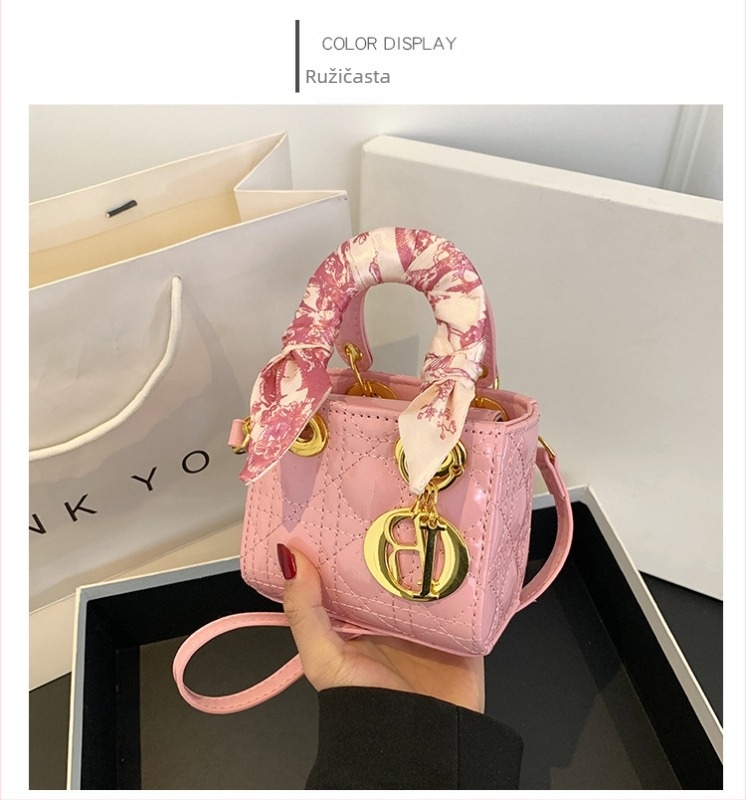 Ženska torba od PU kože, vertikalni kvadratni oblik, zatvaranje tipa klapke, unutarnji džep sa zipom, podstava poliester (PU koža; vertikalni kvadratni oblik; zatvaranje tipa klapke; unutarnji džep sa zipom; podstava poliester)