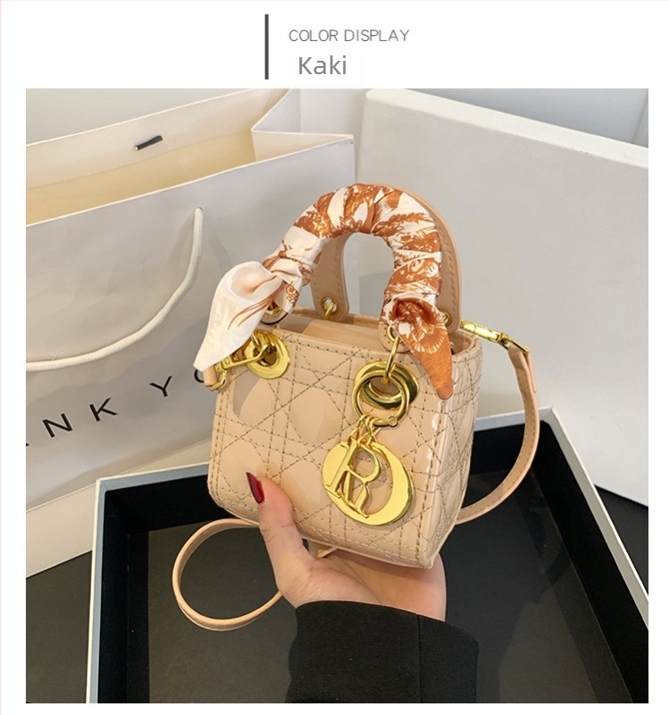 Ženska torba od PU kože, vertikalni kvadratni oblik, zatvaranje tipa klapke, unutarnji džep sa zipom, podstava poliester (PU koža; vertikalni kvadratni oblik; zatvaranje tipa klapke; unutarnji džep sa zipom; podstava poliester)