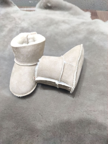 Bebini zimski čizme za snijeg – topla, debela vunena podstava; potplat ručno šiven; ulošak od ovčje kože i krzna; kopčanje na Velcro; okrugli nos