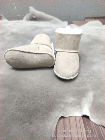 Bebini zimski čizme za snijeg – topla, debela vunena podstava; potplat ručno šiven; ulošak od ovčje kože i krzna; kopčanje na Velcro; okrugli nos