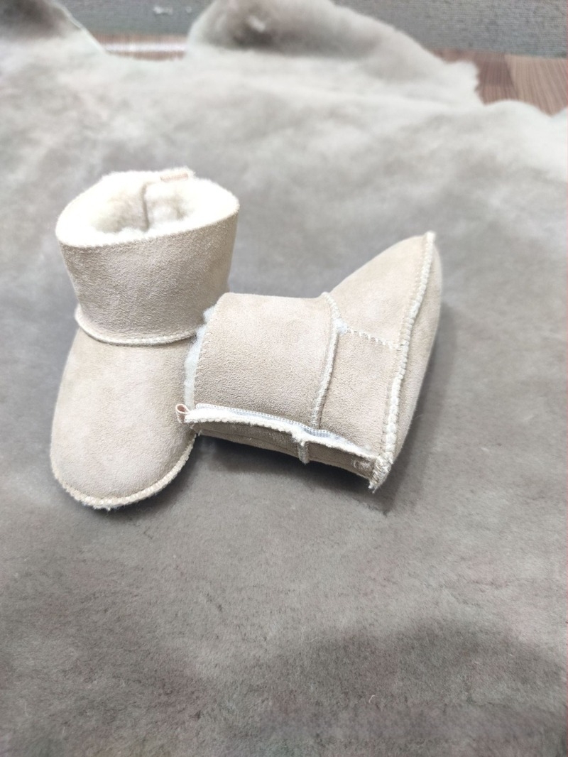 Bebini zimski čizme za snijeg – topla, debela vunena podstava; potplat ručno šiven; ulošak od ovčje kože i krzna; kopčanje na Velcro; okrugli nos