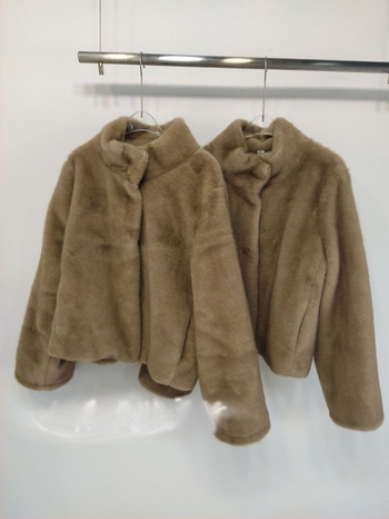 Ženski kaput od lažne krzna, stojeći ovratnik, dugi rukavi, duljina 50–65 cm, gradski stil