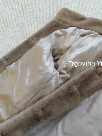Ženski kaput od lažne krzna, stojeći ovratnik, dugi rukavi, duljina 50–65 cm, gradski stil