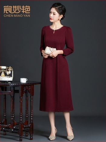 Duga vunena pletena haljina za jesen-zimu, elegantan stil, s perlicama; glavni sastav: poliester 50–70%, spandeks <30%