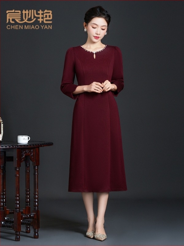 Duga vunena pletena haljina za jesen-zimu, elegantan stil, s perlicama; glavni sastav: poliester 50–70%, spandeks <30%