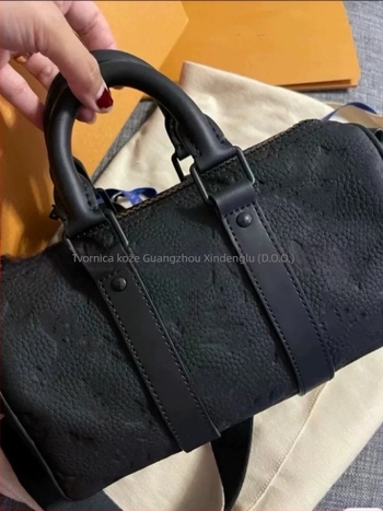 Muška torba za rame – prirodna koža s reljefom, Keepall25, ulični stil, unutarnja podstava od platna, antibakterijska