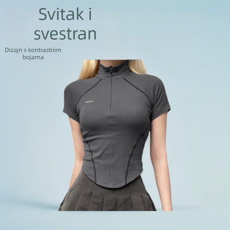 Minimalistička majica s topstitchom i splitom, kratki rukav, uski kroj, jednobojni uzorak, poliestersko-spandeks smjesa, distres završna obrada, polu-visoki ovratnik