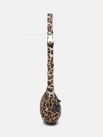 Ženska torbica s leopard uzorkom, dumpling oblik, crossbody s jednom remenom, poliesterično telo, zatvaranje na zip, unutarnji džep sa zipom
