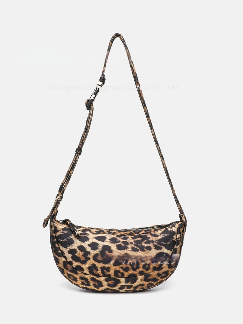 Ženska torbica s leopard uzorkom, dumpling oblik, crossbody s jednom remenom, poliesterično telo, zatvaranje na zip, unutarnji džep sa zipom