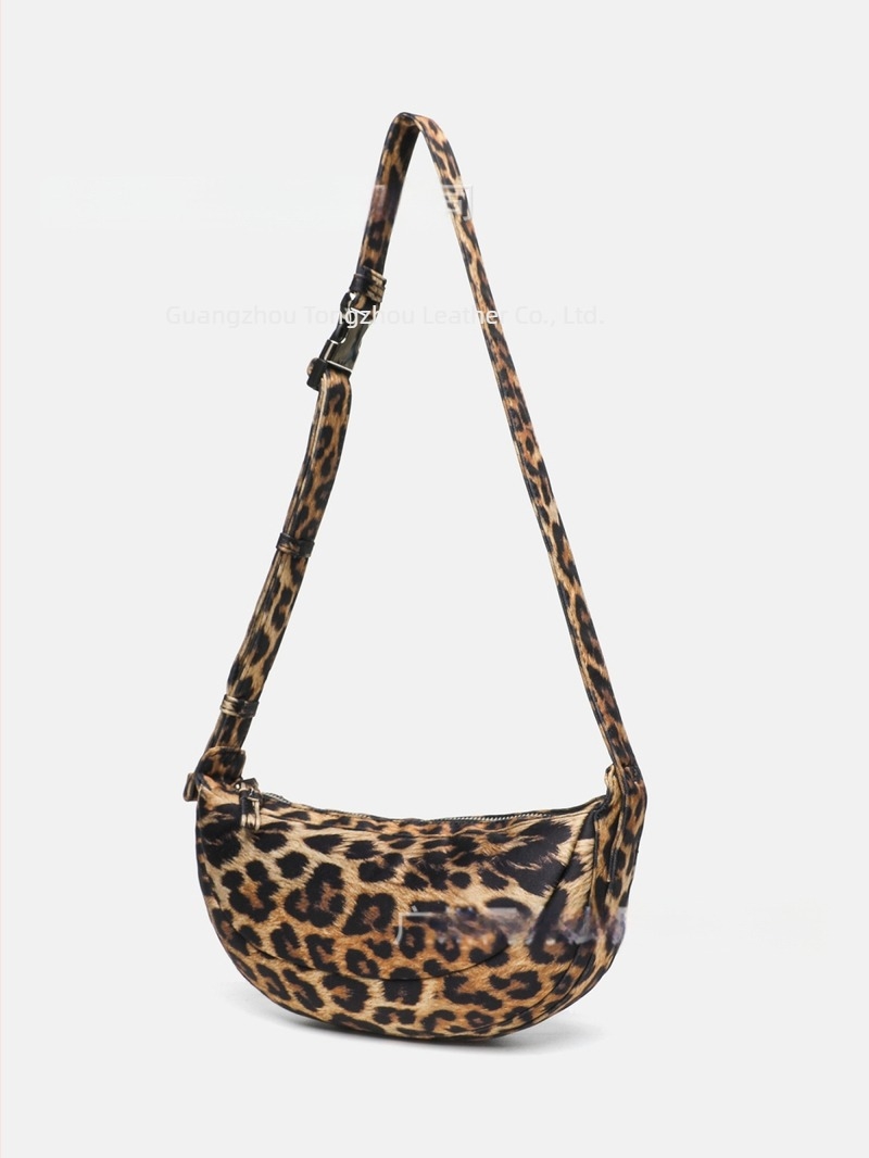 Ženska torbica s leopard uzorkom, dumpling oblik, crossbody s jednom remenom, poliesterično telo, zatvaranje na zip, unutarnji džep sa zipom