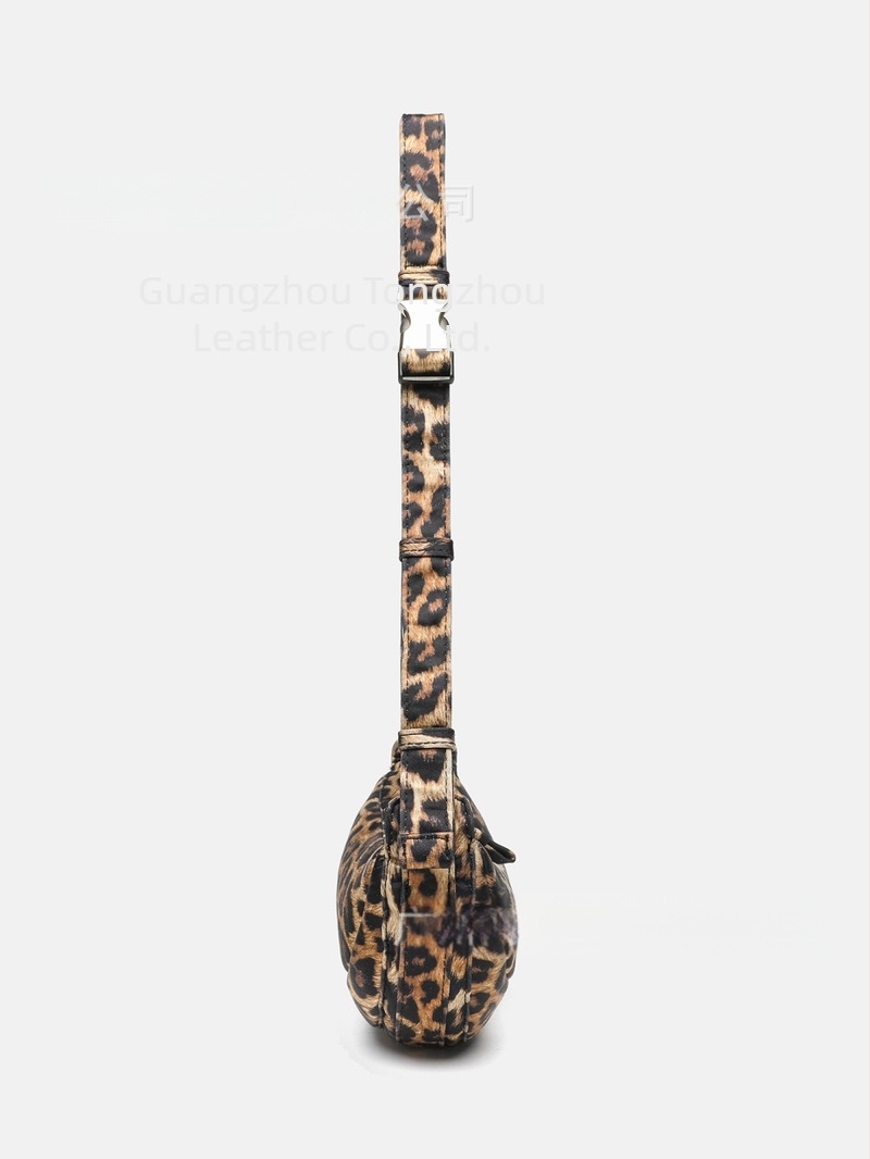 Ženska torbica s leopard uzorkom, dumpling oblik, crossbody s jednom remenom, poliesterično telo, zatvaranje na zip, unutarnji džep sa zipom