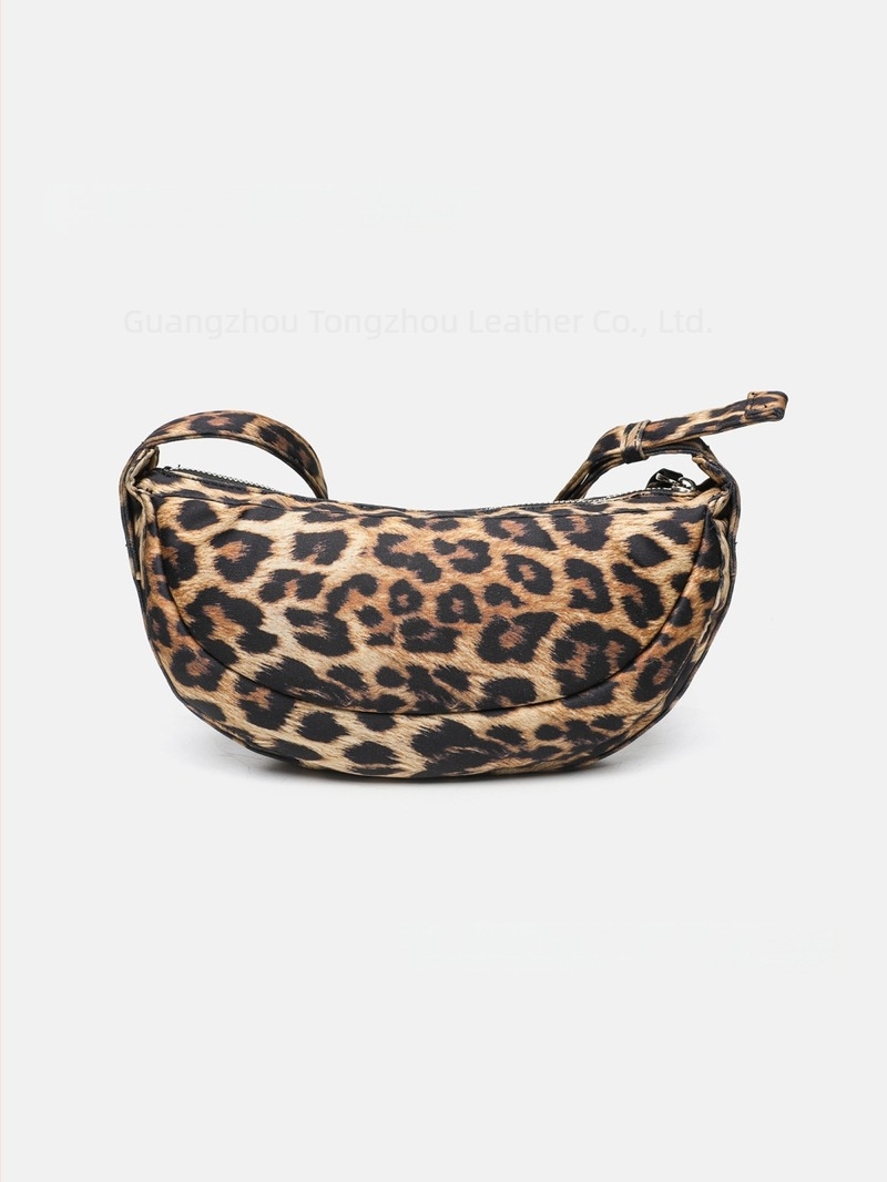 Ženska torbica s leopard uzorkom, dumpling oblik, crossbody s jednom remenom, poliesterično telo, zatvaranje na zip, unutarnji džep sa zipom