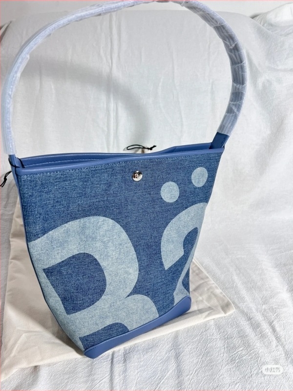 Denim torba za rame, bucket stil, oblik jastuka, zaključavanje — gradska jednostavnost