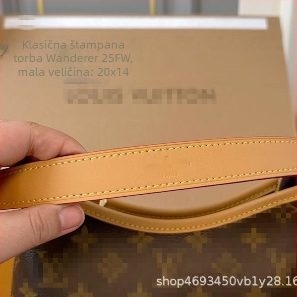 Ženska crossbody torbica, gradski minimalistički stil, sintetička koža, horizontalno kvadratni oblik, jedna naramenica, džep na zip i džep za mobitel