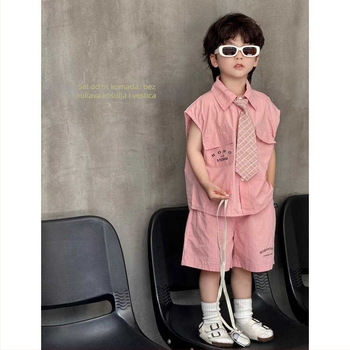 Dječji trodijelni kostim bez rukava, s kravatom i hlačama — korejski stil, ljeto 2024, tkanina: poliester s vlaknima regenerirane celuloze (51–70%).