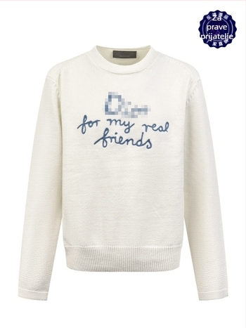 Kapucjački pleteni kardigan s izvezenim slovima, 100% vunа, širok kroj, okrugli izrez.