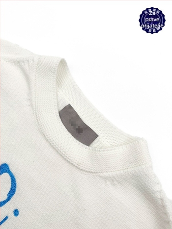 Kapucjački pleteni kardigan s izvezenim slovima, 100% vunа, širok kroj, okrugli izrez.