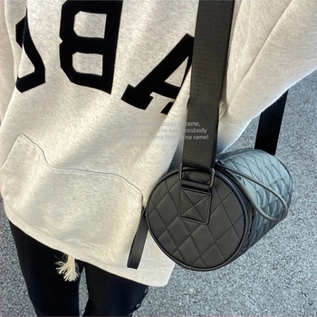 Cilindrična torba s dijamantnim uzorkom, od Oxford platna, otvor s poklopcem, naramenica ili crossbody, proljeće 2025