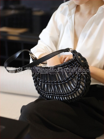 PU kožna torba s pletenim slamom, srcolik oblik, zatvaranje šnrojom, platnena podstava, jednostruki remen — elegantan stil zrelije žene