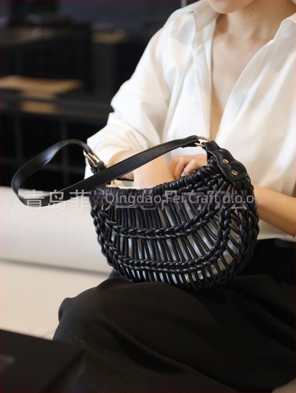 PU kožna torba s pletenim slamom, srcolik oblik, zatvaranje šnrojom, platnena podstava, jednostruki remen — elegantan stil zrelije žene