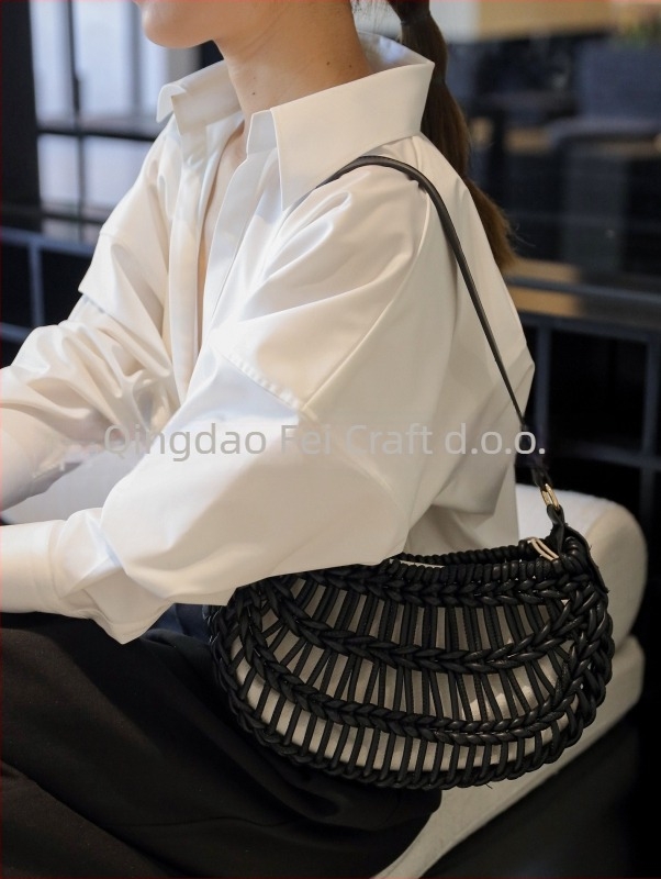PU kožna torba s pletenim slamom, srcolik oblik, zatvaranje šnrojom, platnena podstava, jednostruki remen — elegantan stil zrelije žene