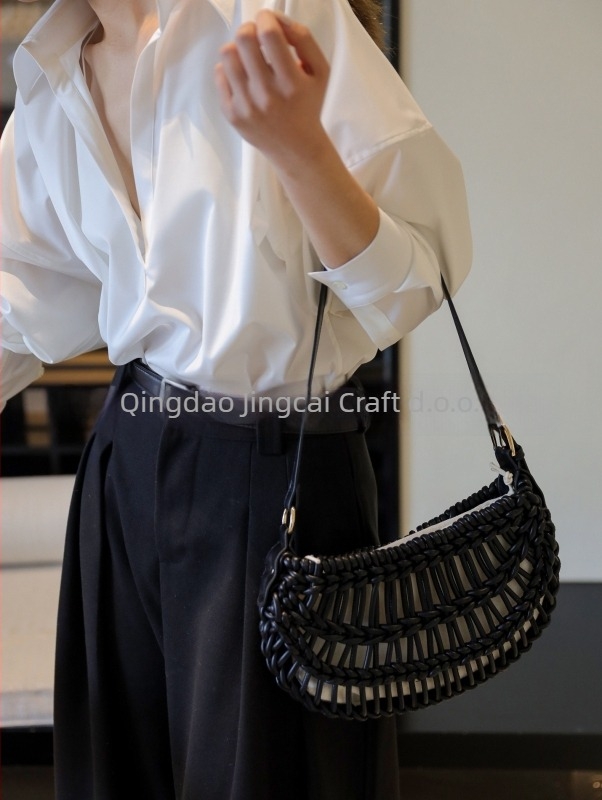 PU kožna torba s pletenim slamom, srcolik oblik, zatvaranje šnrojom, platnena podstava, jednostruki remen — elegantan stil zrelije žene