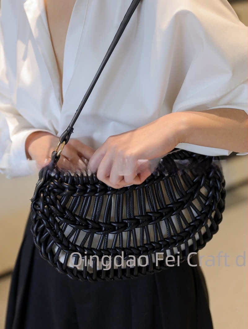 PU kožna torba s pletenim slamom, srcolik oblik, zatvaranje šnrojom, platnena podstava, jednostruki remen — elegantan stil zrelije žene