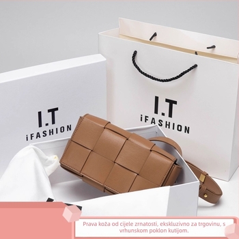 Torba od prave kože, mala kvadratna, vodoravni oblik, magnetska zatvarač, split koža